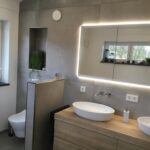 Fliesen Irrgang Badezimmer mit XXL-Fliesen, Gehrungskanten und Lichtkonzept